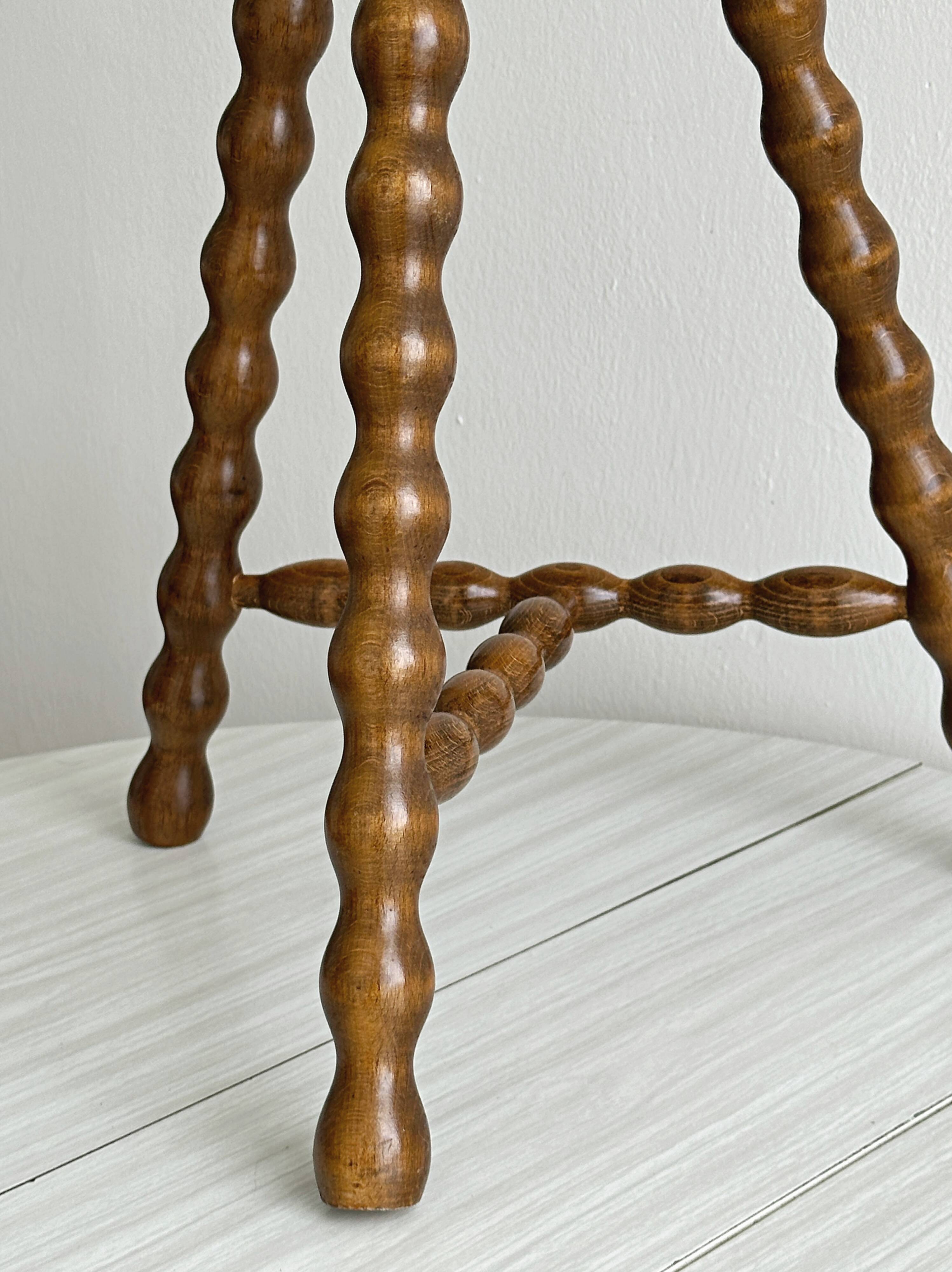 Tabouret tripode ancien en bois torsadé
