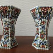 Paire de vases en faïence de Delft polychrome, Hollande, années 1960