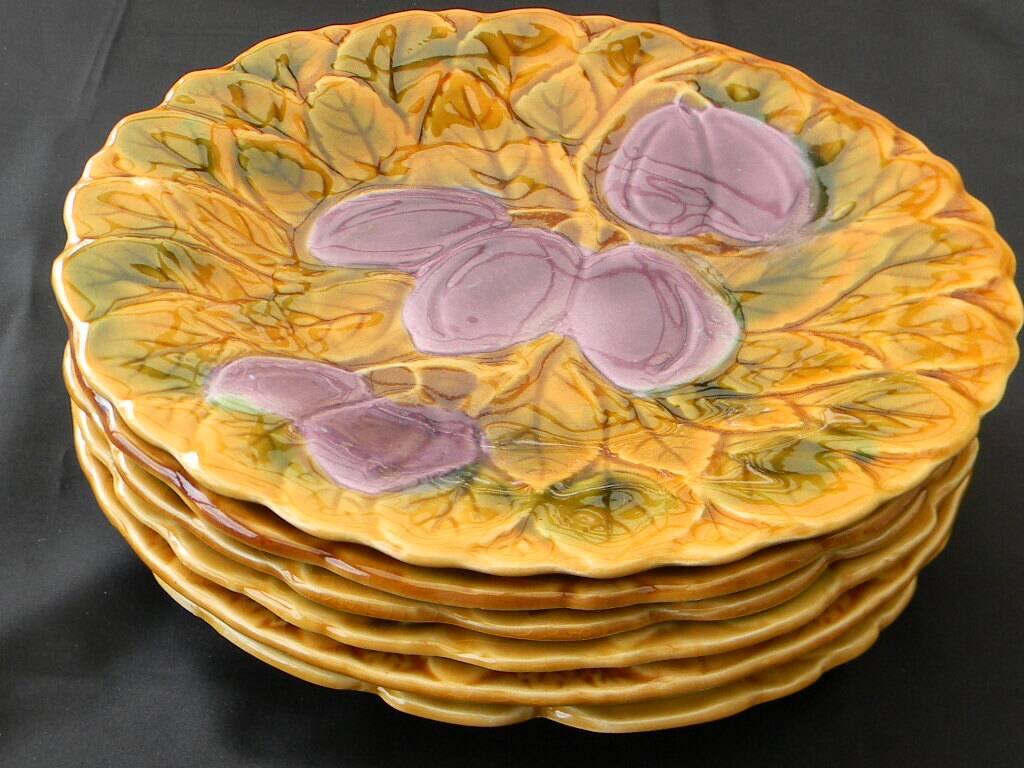 6 dessert plates in Sarreguemines barbotine. Fruit decoration.