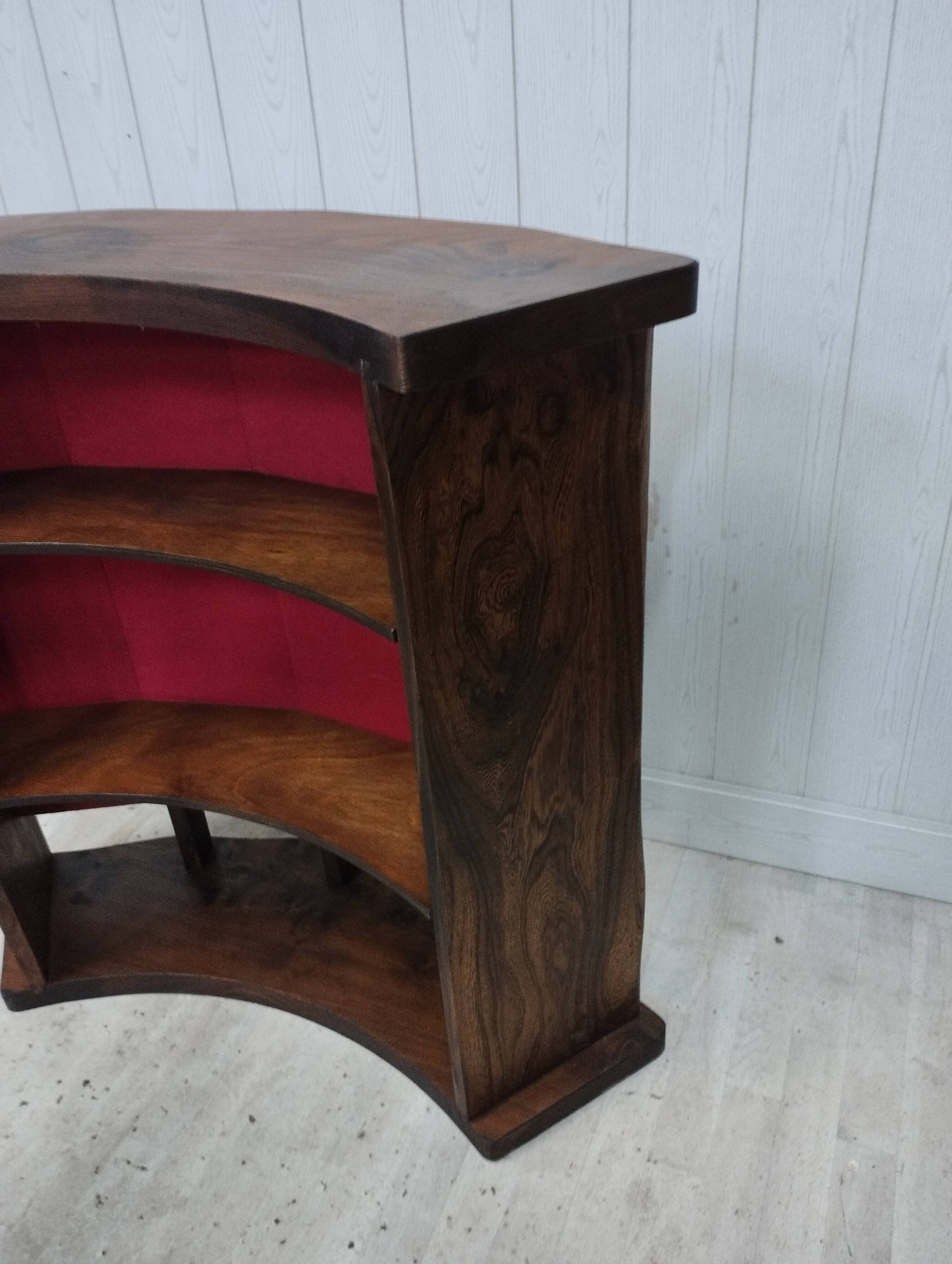 Brutalistic bar counter in solid elm