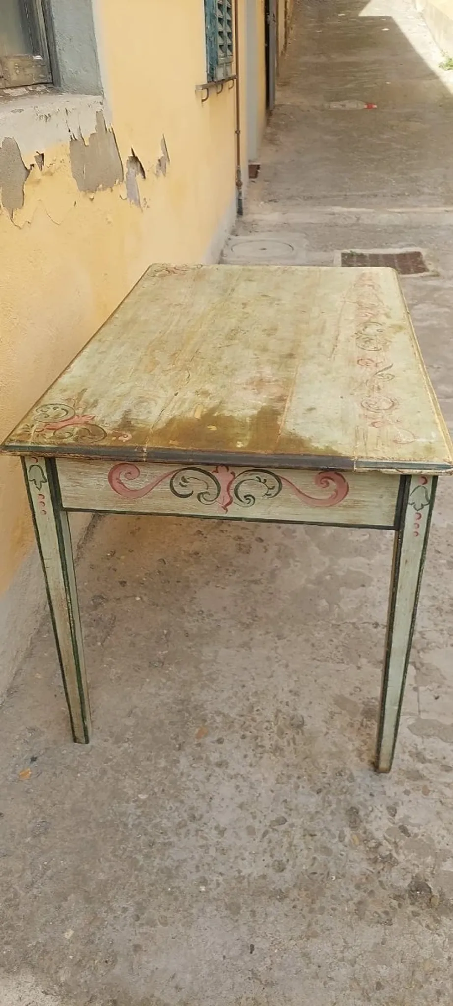 Lacquered wooden writing table, lacquered and painted, 18th century. Tuscan.