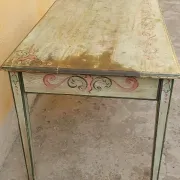Lacquered wooden writing table, lacquered and painted, 18th century. Tuscan.