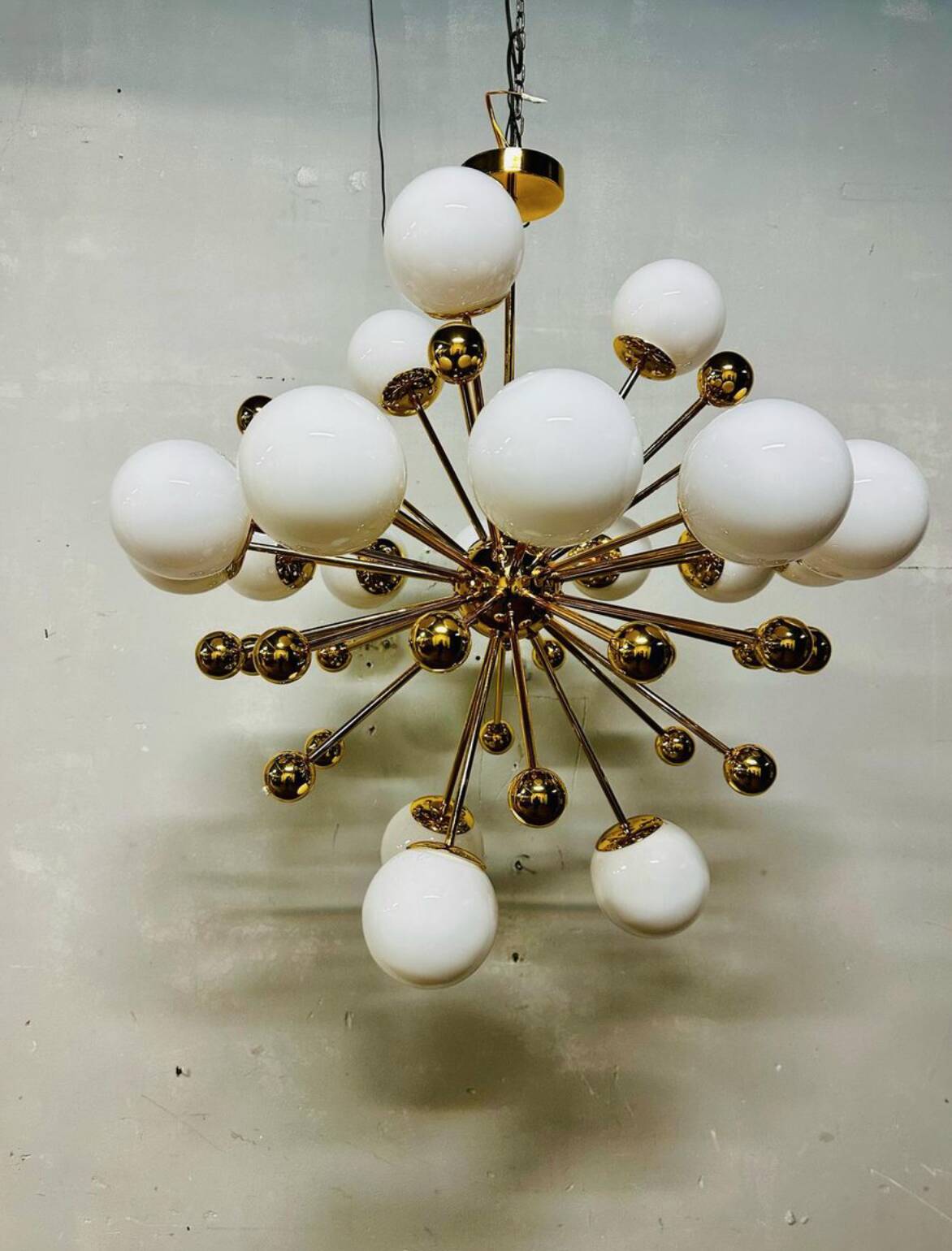 Lampadario Sputnik vintage in ottone e vetro opalino, Italia, anni '70