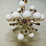 Lustre Spoutnik en laiton et verre opalin, Italie, années 1970