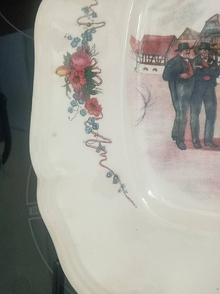 Plat de service. Faïencerie Digoin Sarreguemines. Motif Alsacien.