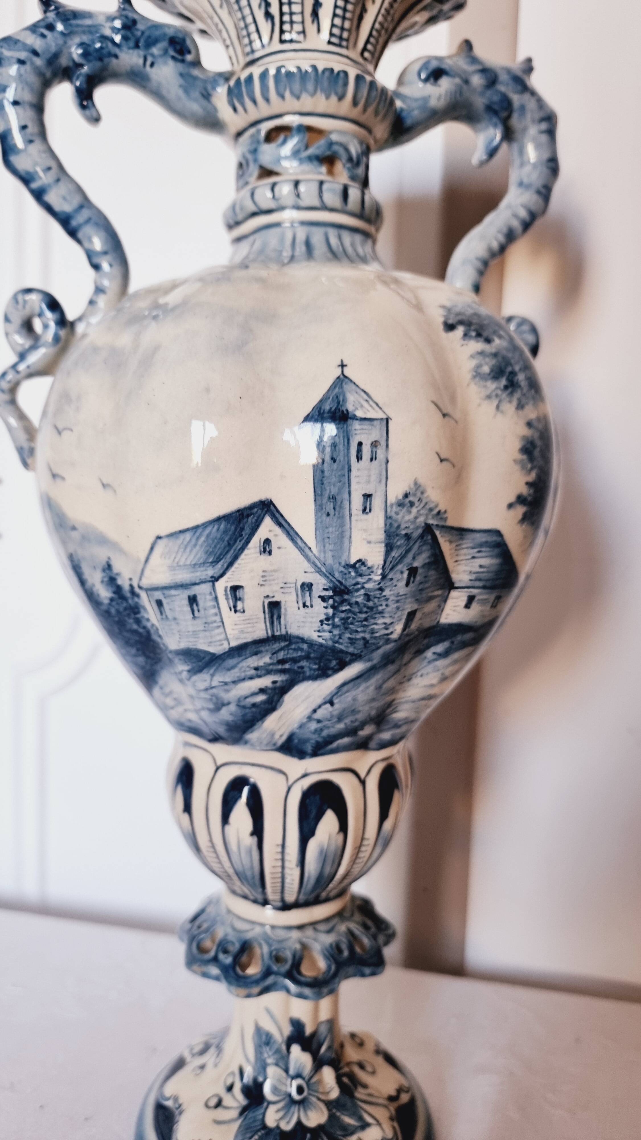Large Spanish vase in Talavera style, hand-painted, adorned with a landscape.