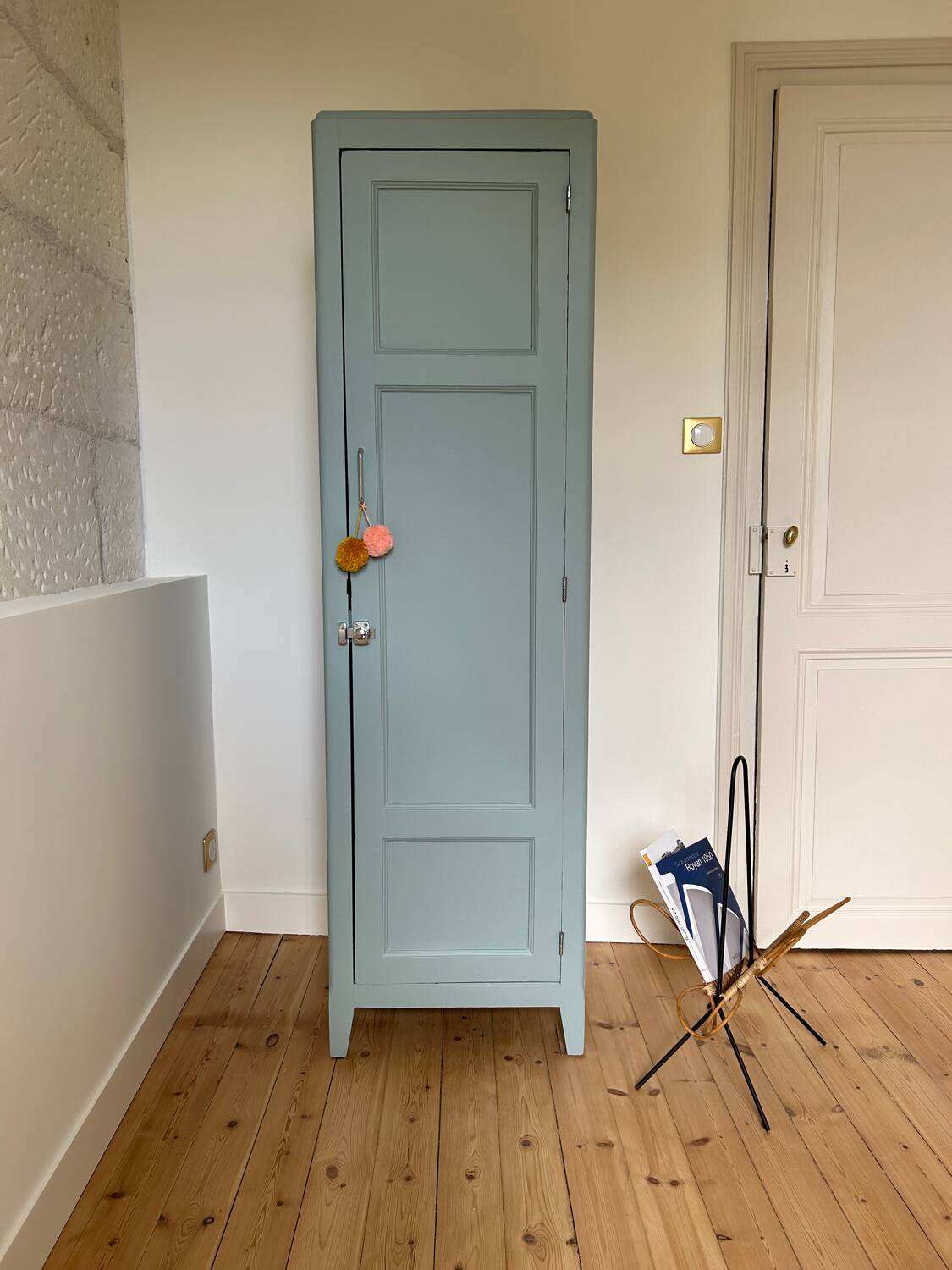 1-door wardrobe / locker room revisited in Almond (Resource)