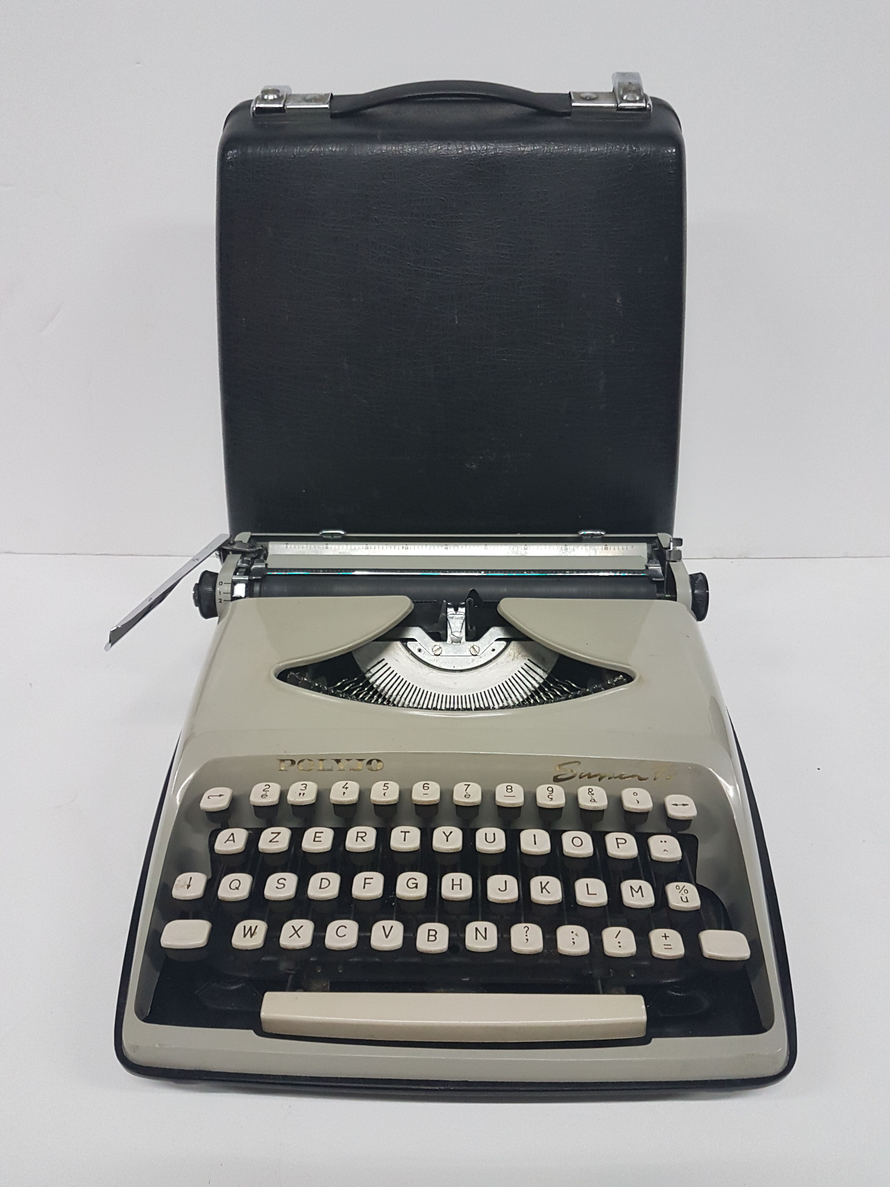 Portable Polyjo Super 75 typewriter