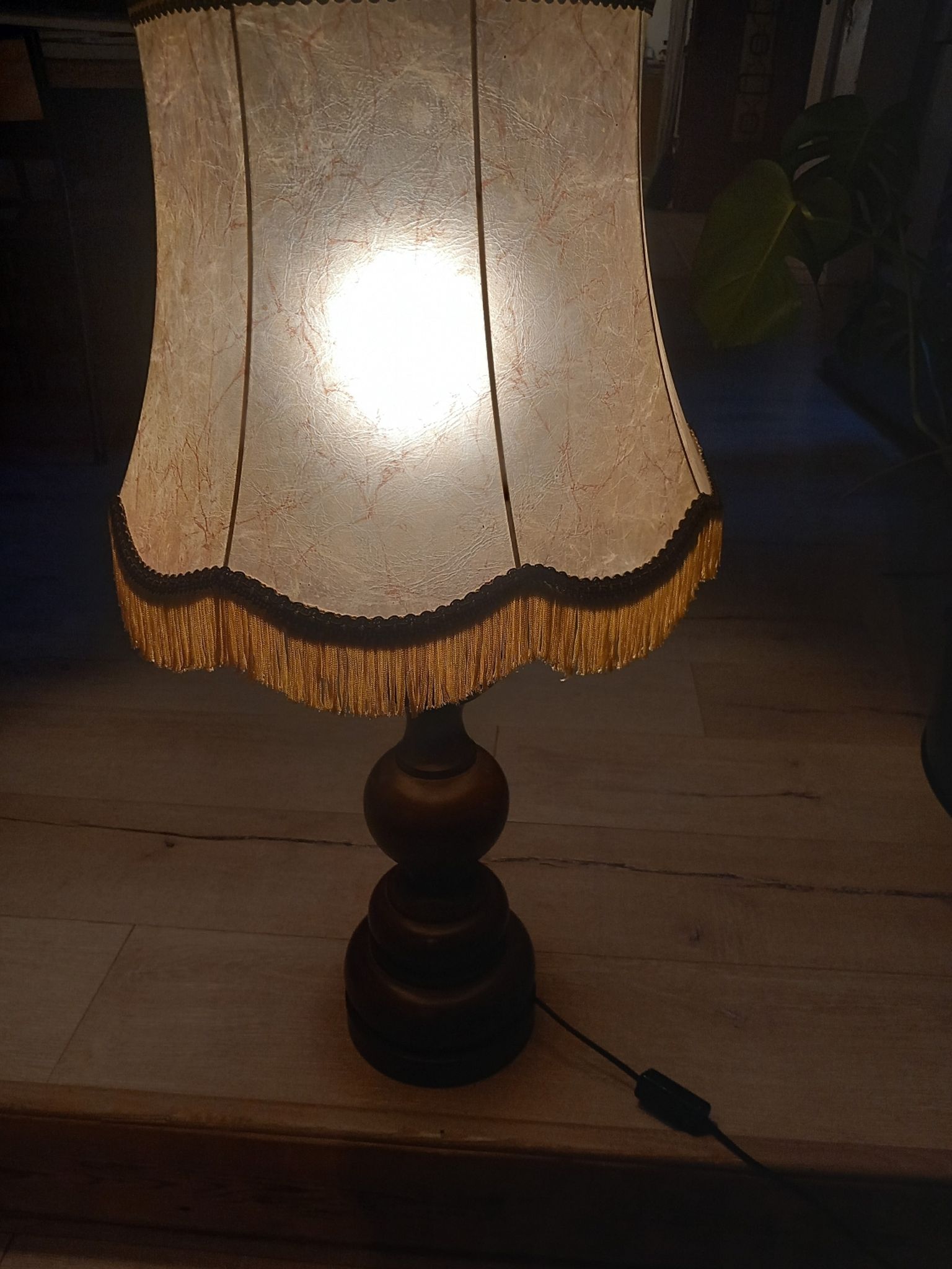Lampe vintage en bois et abat jour à franges