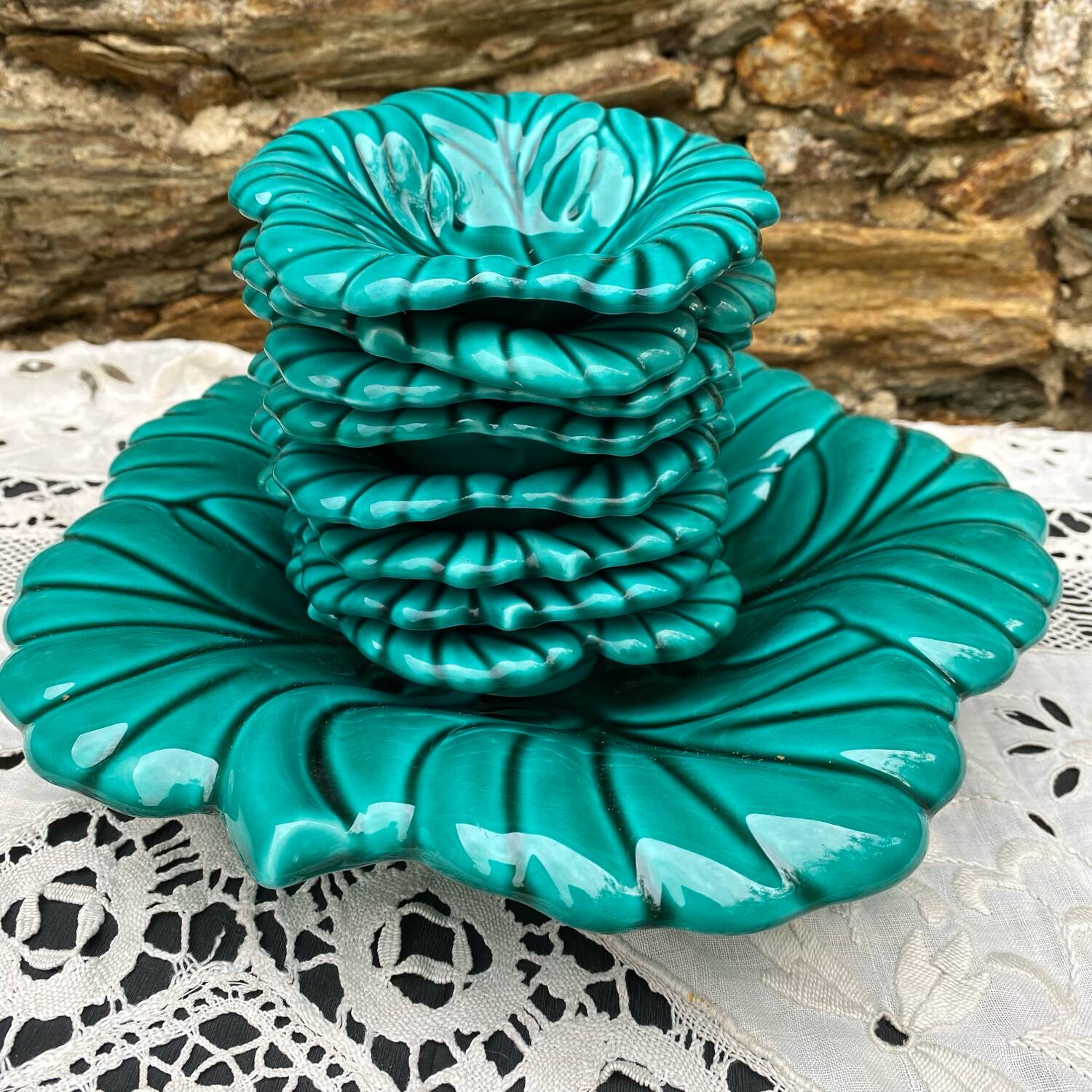 Salad bowl and small bowls in leaf-shaped slipware