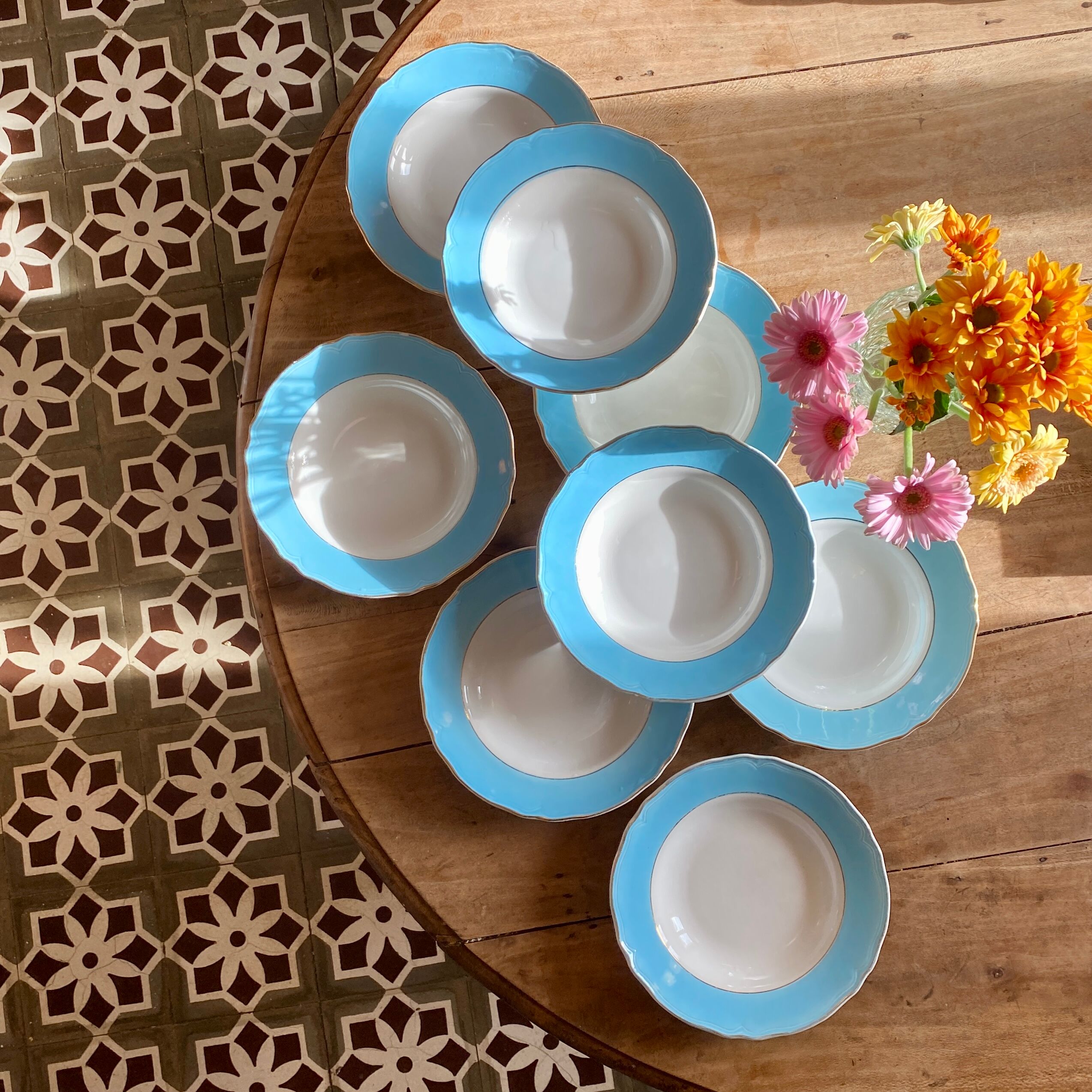 Lot de 8 assiettes creuse vintage bleues, blanches et dorées