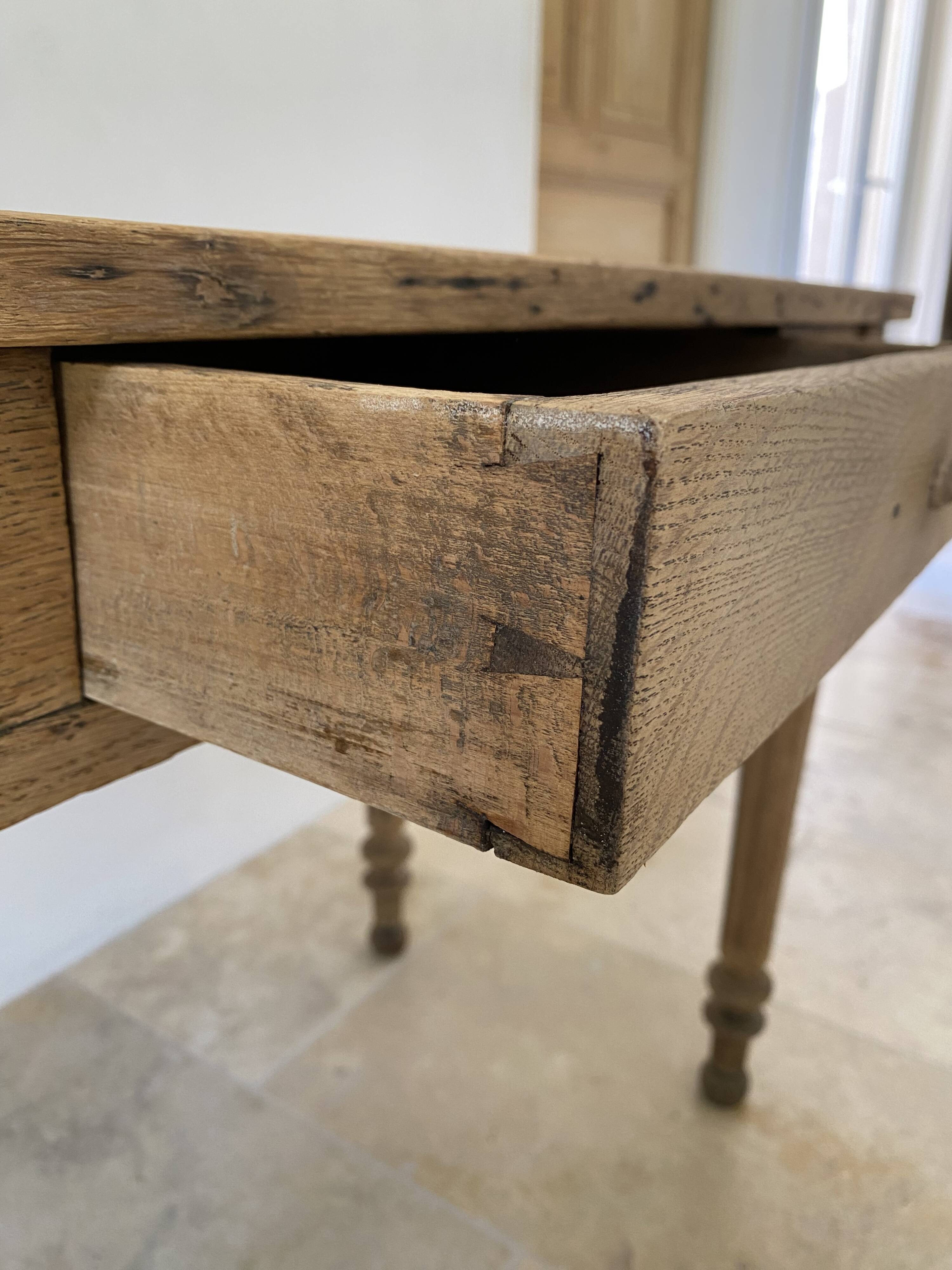 Rustic oak desk table, fluted turned legs, 19th century.