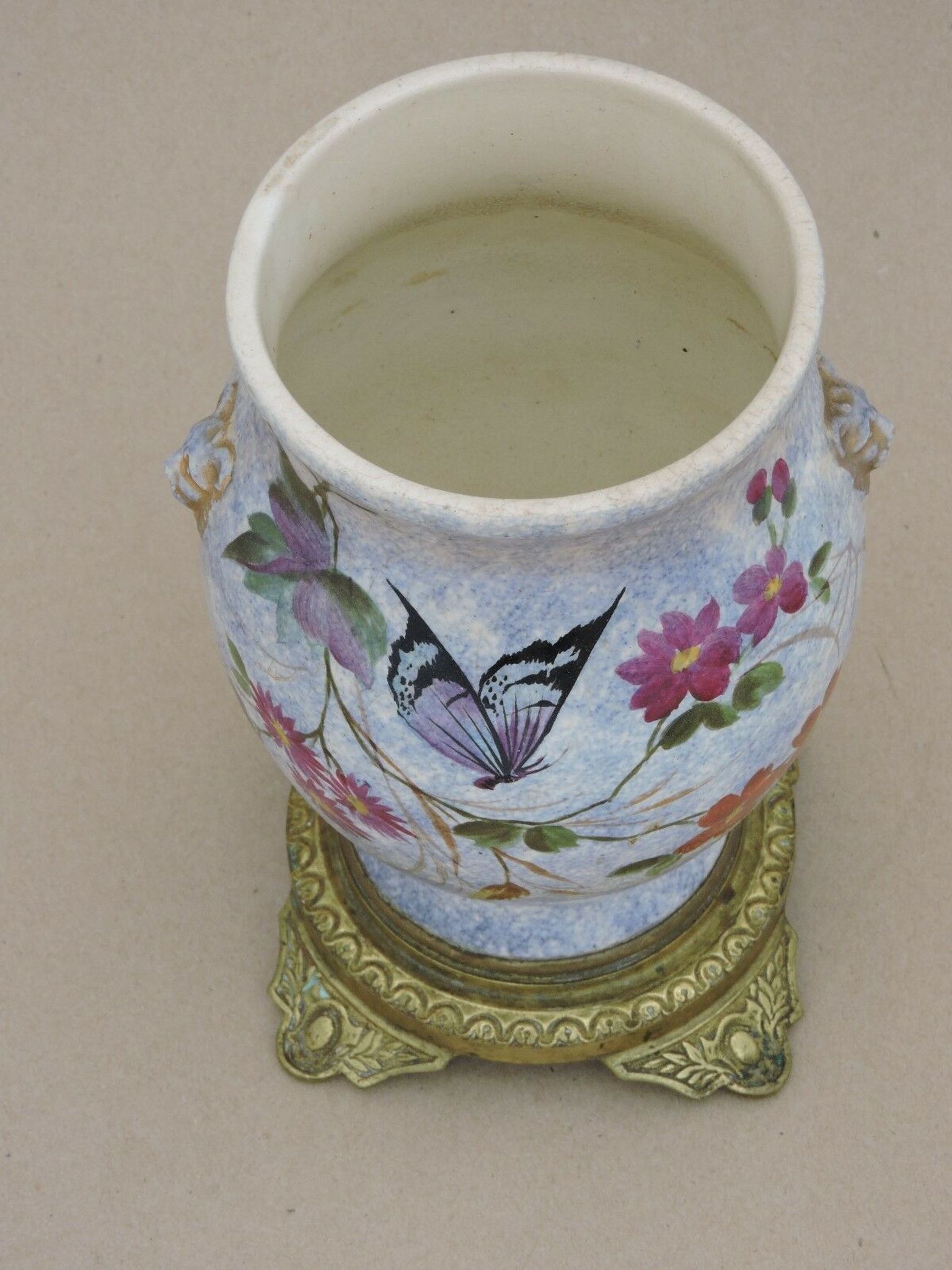 Vase en faïence décor papillon