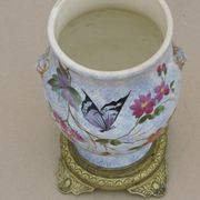 Vase en faïence décor papillon