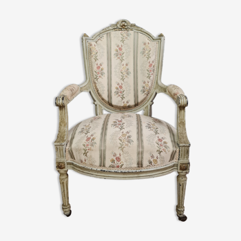 Fauteuil Louis XVI a dossier médaillon en bois laqué et doré vers 1800