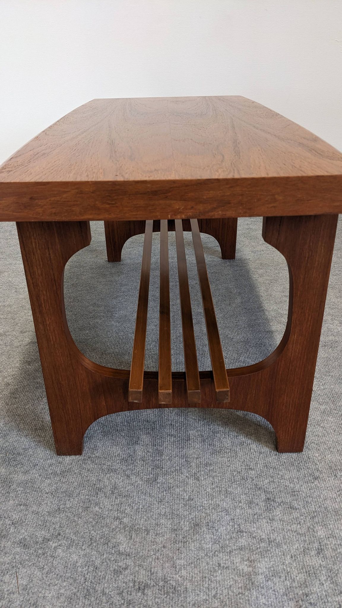 Table basse porte-revues scandinave en teck, Suède vers 1960