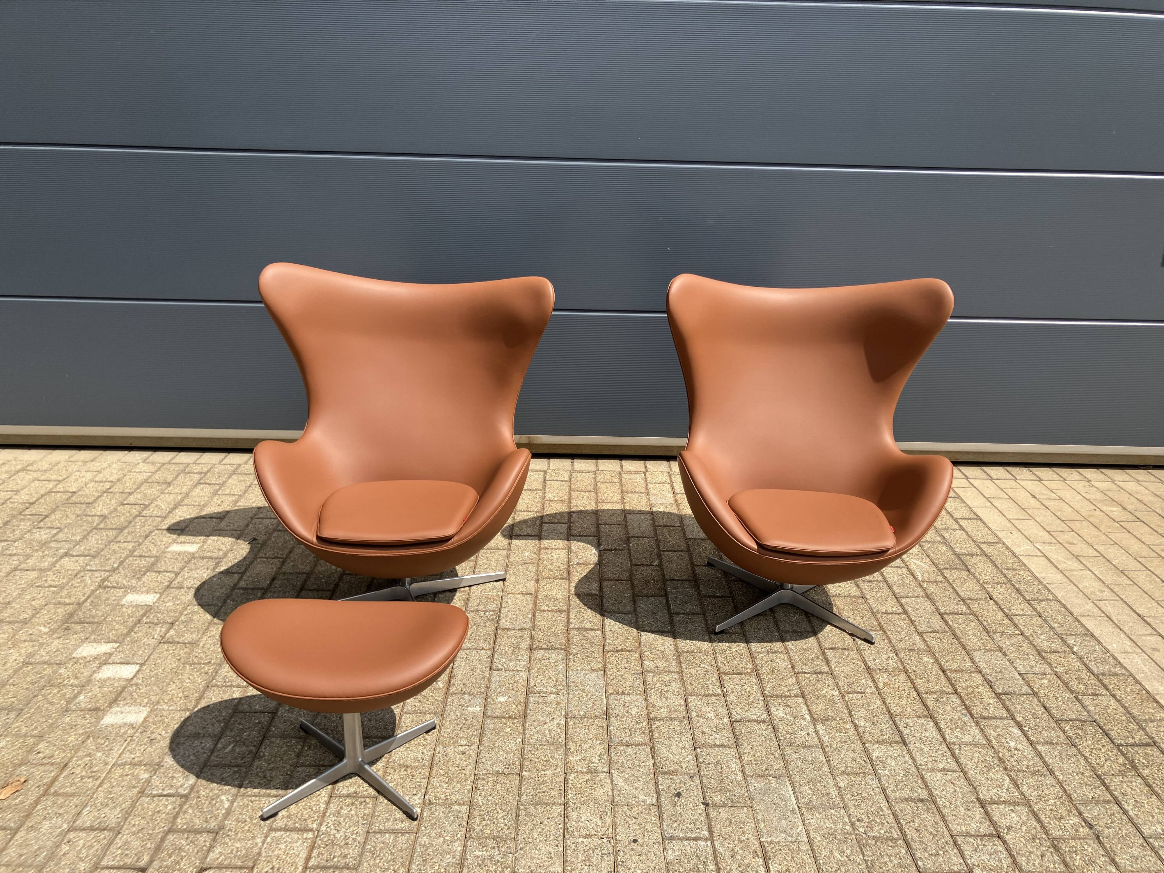 2x Fritz Hansen Egg Chair +1x Ottoman in Cognac leather NIEUW!!