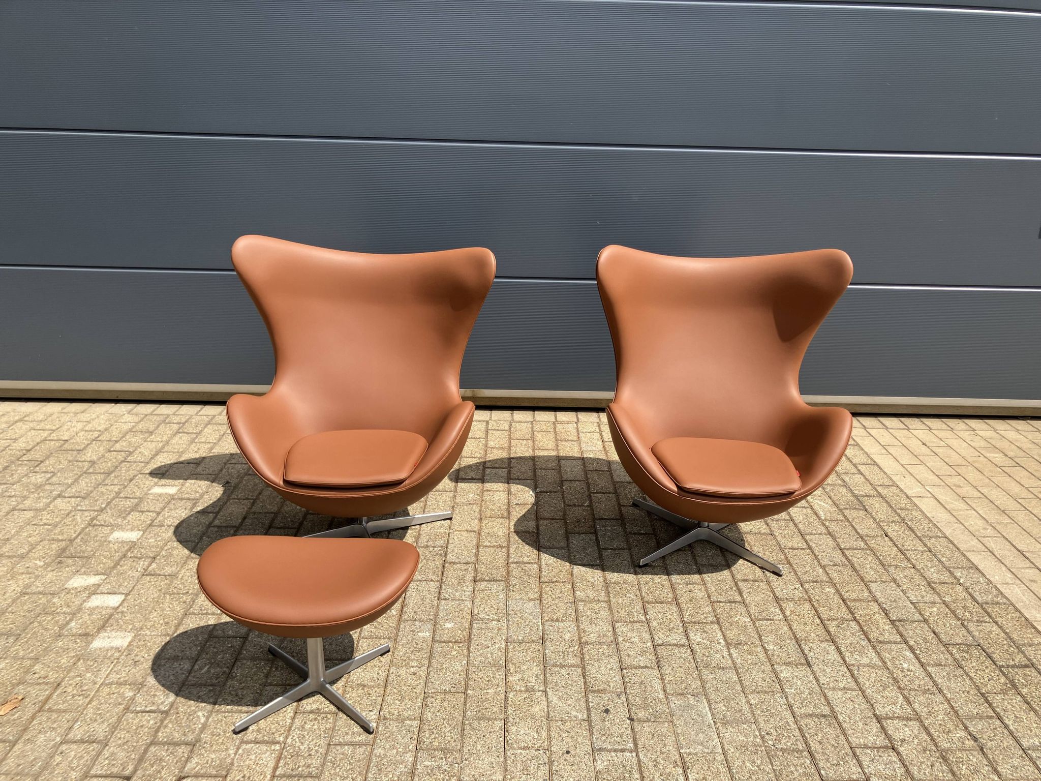 2x Fritz Hansen Egg Chair +1x Ottoman in Cognac leather NIEUW!!