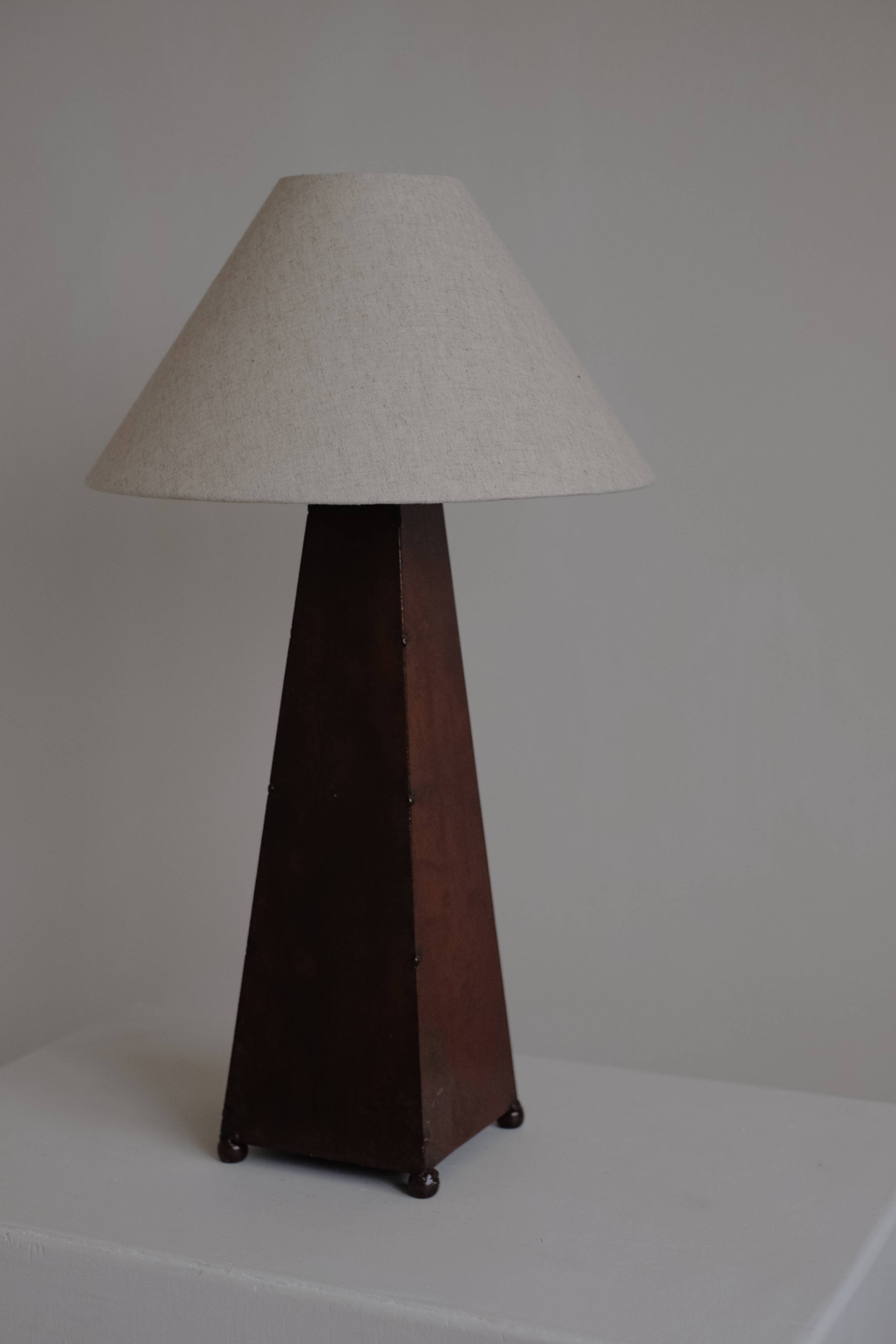 Obelisk table lamp