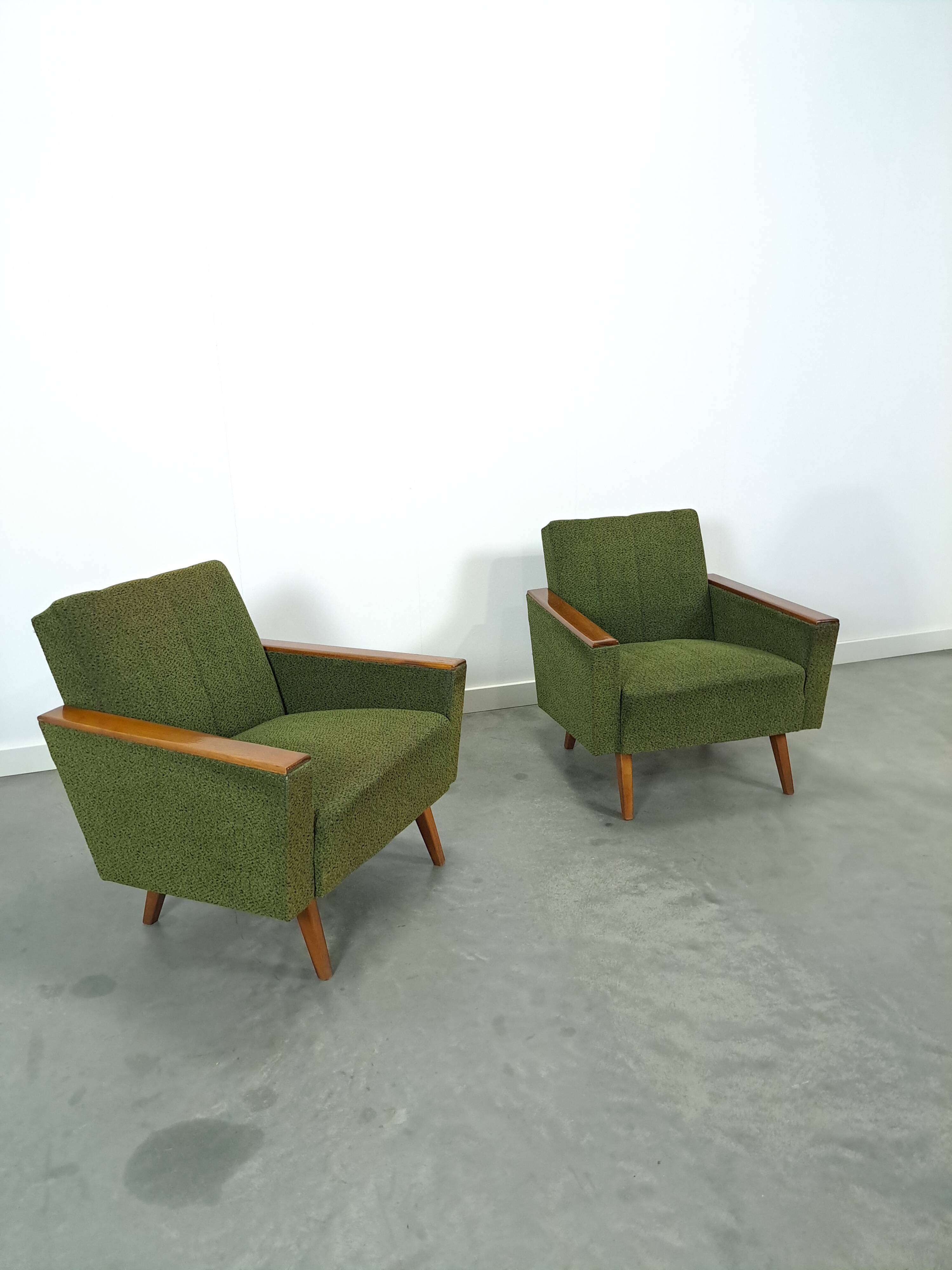 Fauteuil vert avec dossier en bois de teck
