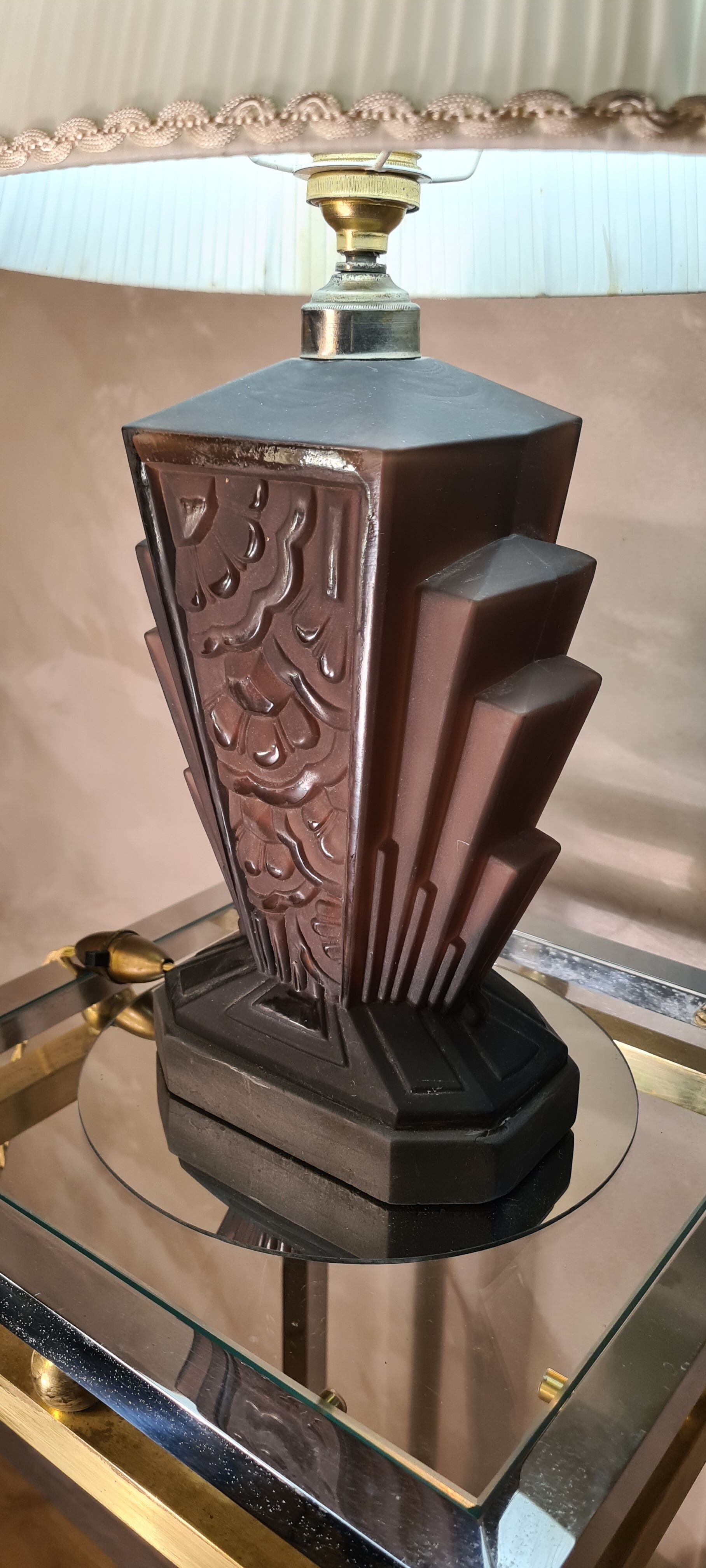 Large Art Deco lamp in V opaque molded glass, 46x33 in its juice,