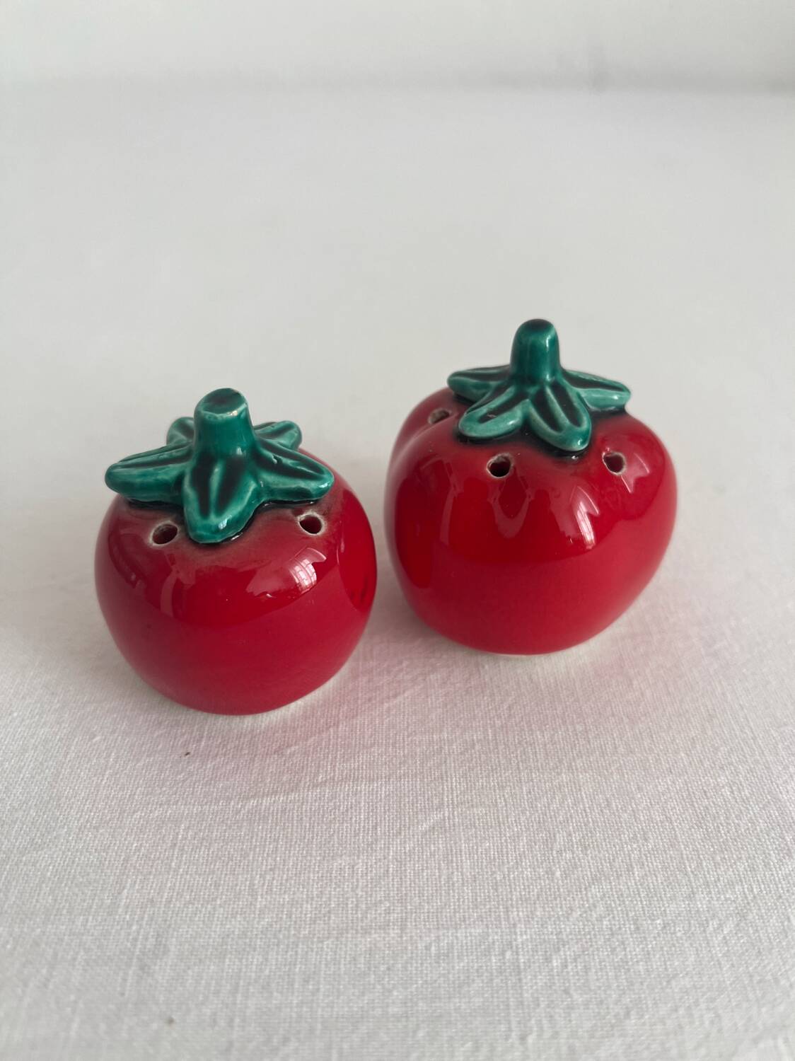 Salière et poivrier tomate en barbotine vintage