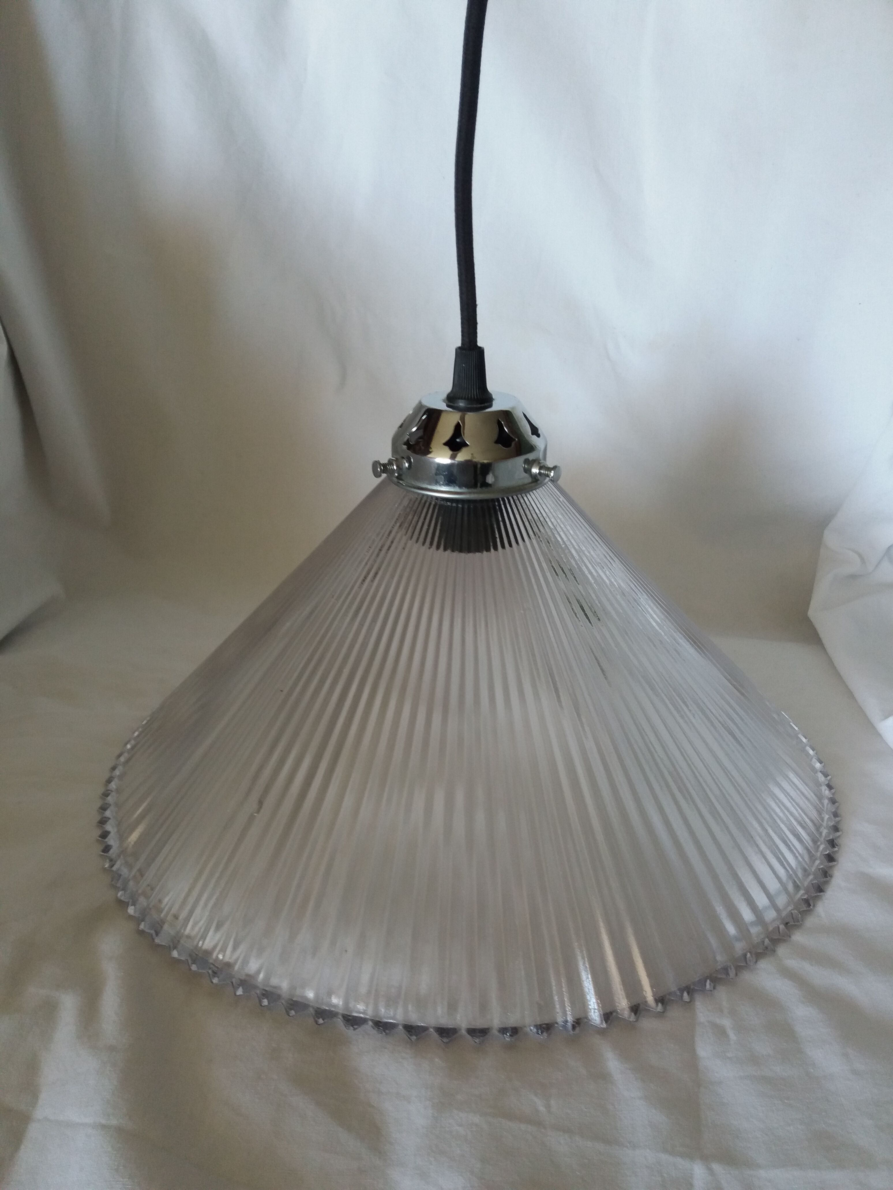 Conical glass suspension