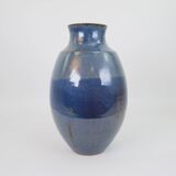 Grand vase en céramique émaillée bleu signé sous la base