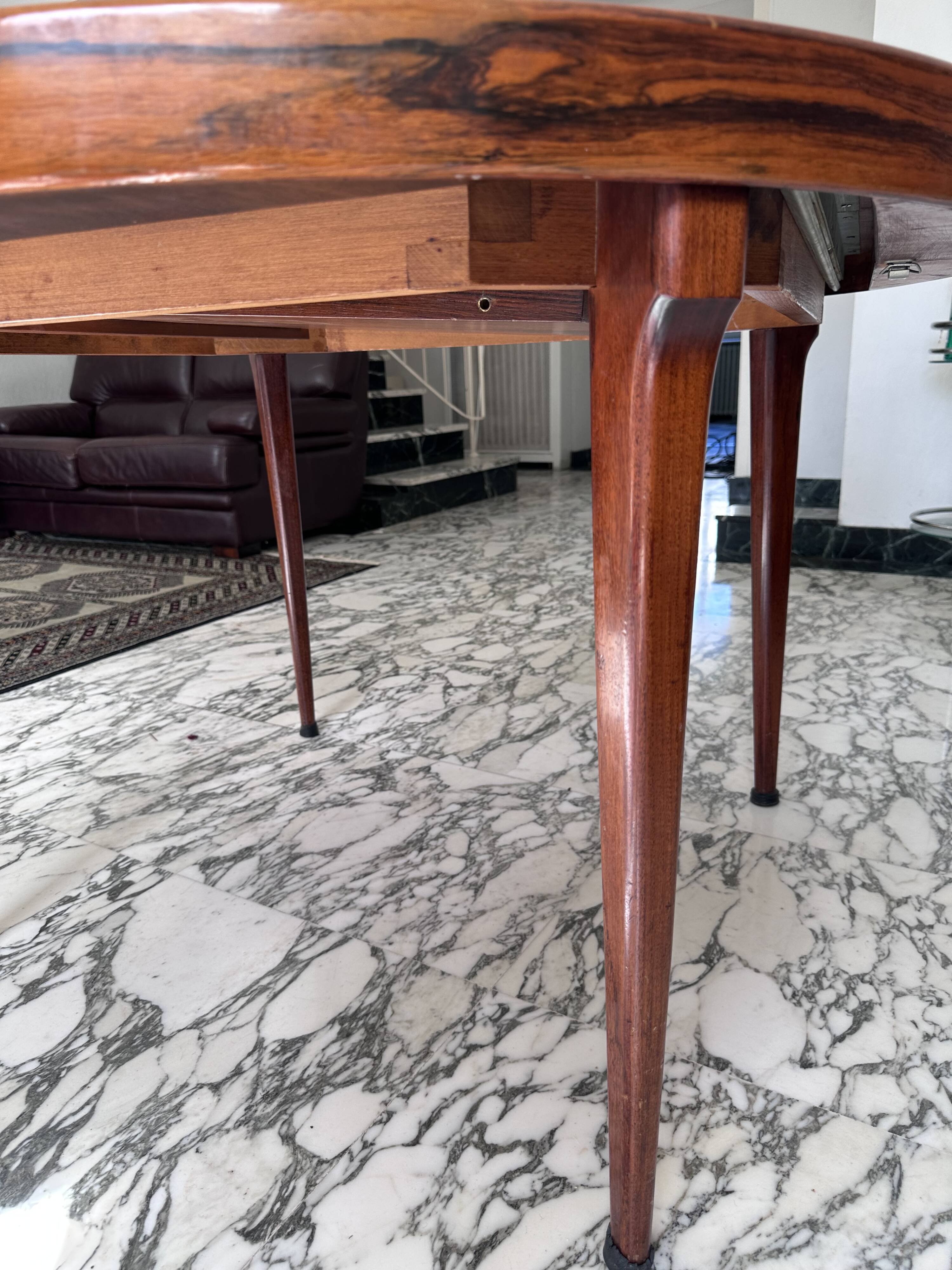 Round table in Rio rosewood