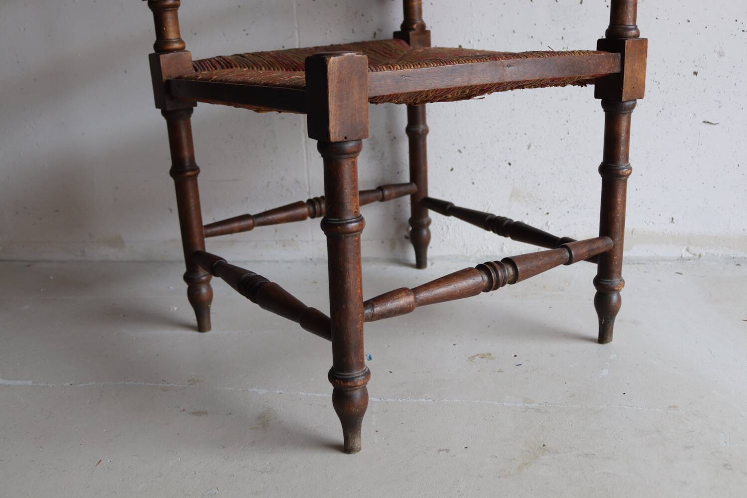 Antique corner chair "fireplace corner" in turned wood and straw.