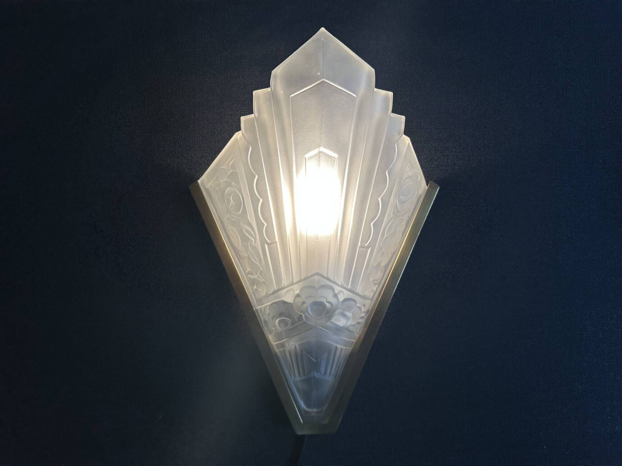Pair of Art Deco wall sconces in molded glass and gilt brass, 1930