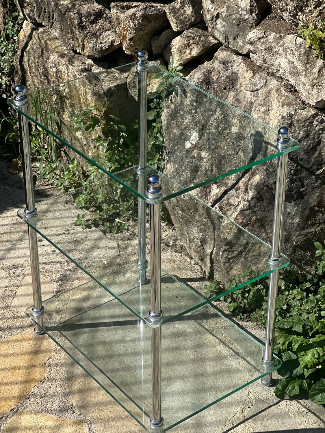 Petite étagère en verre et chrome .