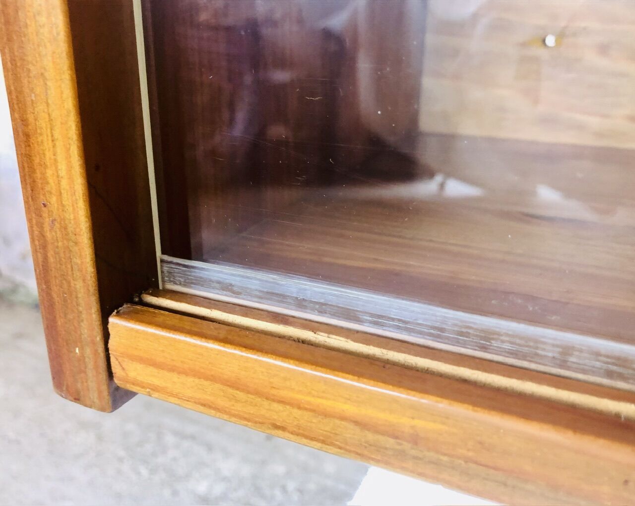 Étagère murale vintage avec portes coulissantes en plexiglass