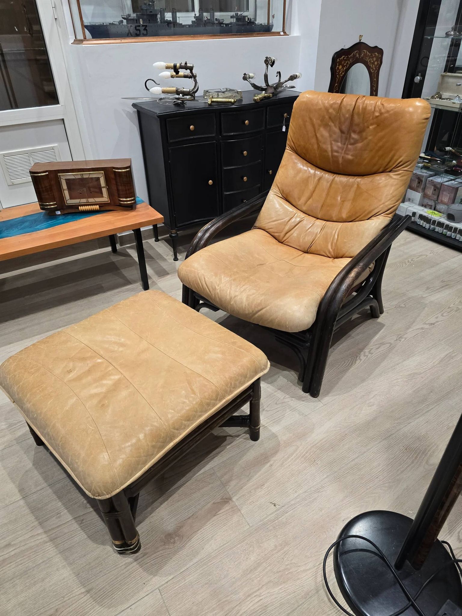Vintage camel leather lounge chair with ottoman – wooden frame – 1970s