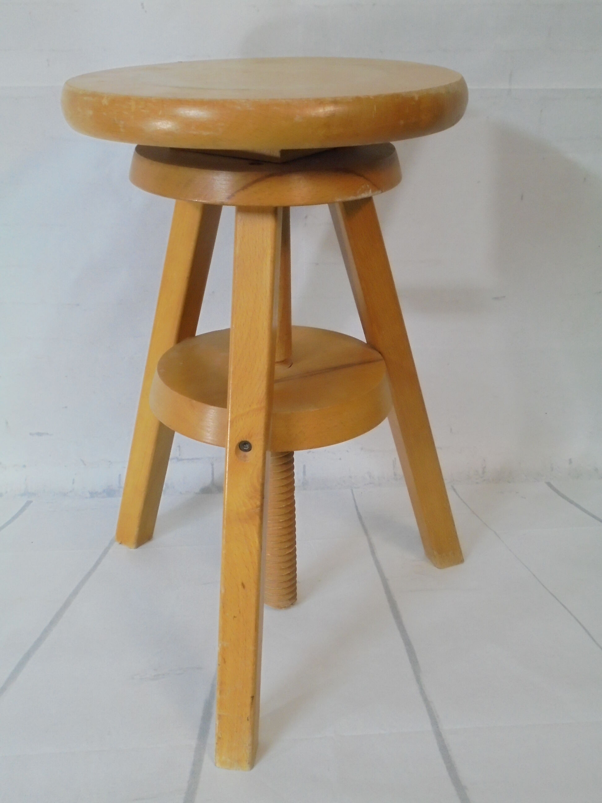 Tabouret à vis