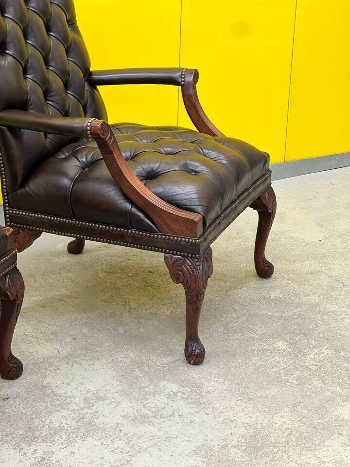 Fauteuil Chesterfield en cuir marron (le prix est pour un)