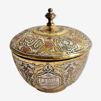 Boite pot couvert oriental en laiton damasquiné cuivre et argent. Calligraphie.