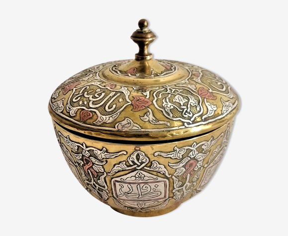 Boite pot couvert oriental en laiton damasquiné cuivre et argent. Calligraphie.