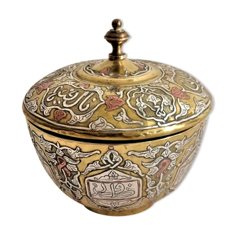 Boite pot couvert oriental en laiton damasquiné cuivre et argent. Calligraphie.