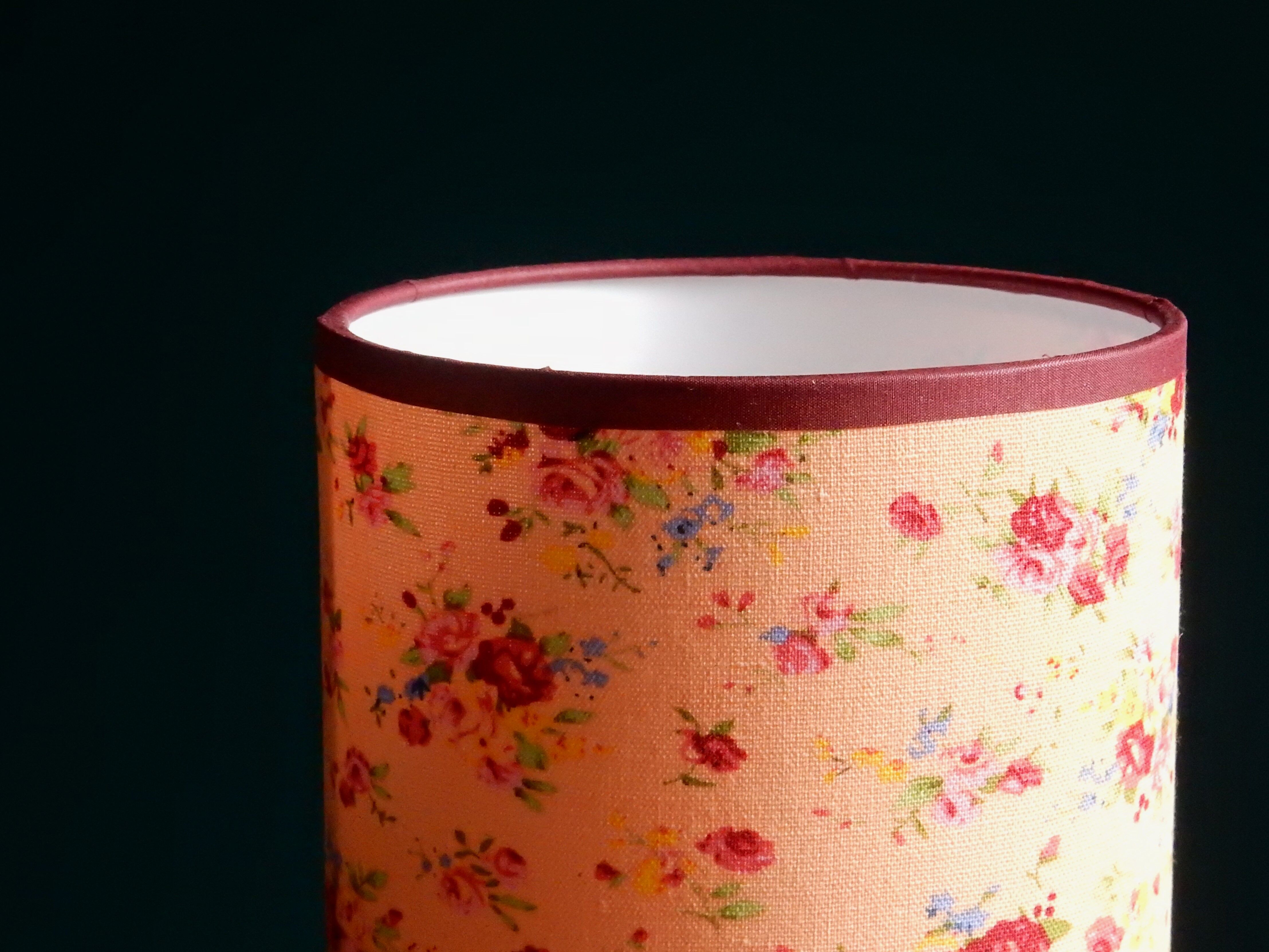 Abat-jour en lin fleuri dans le style Liberty