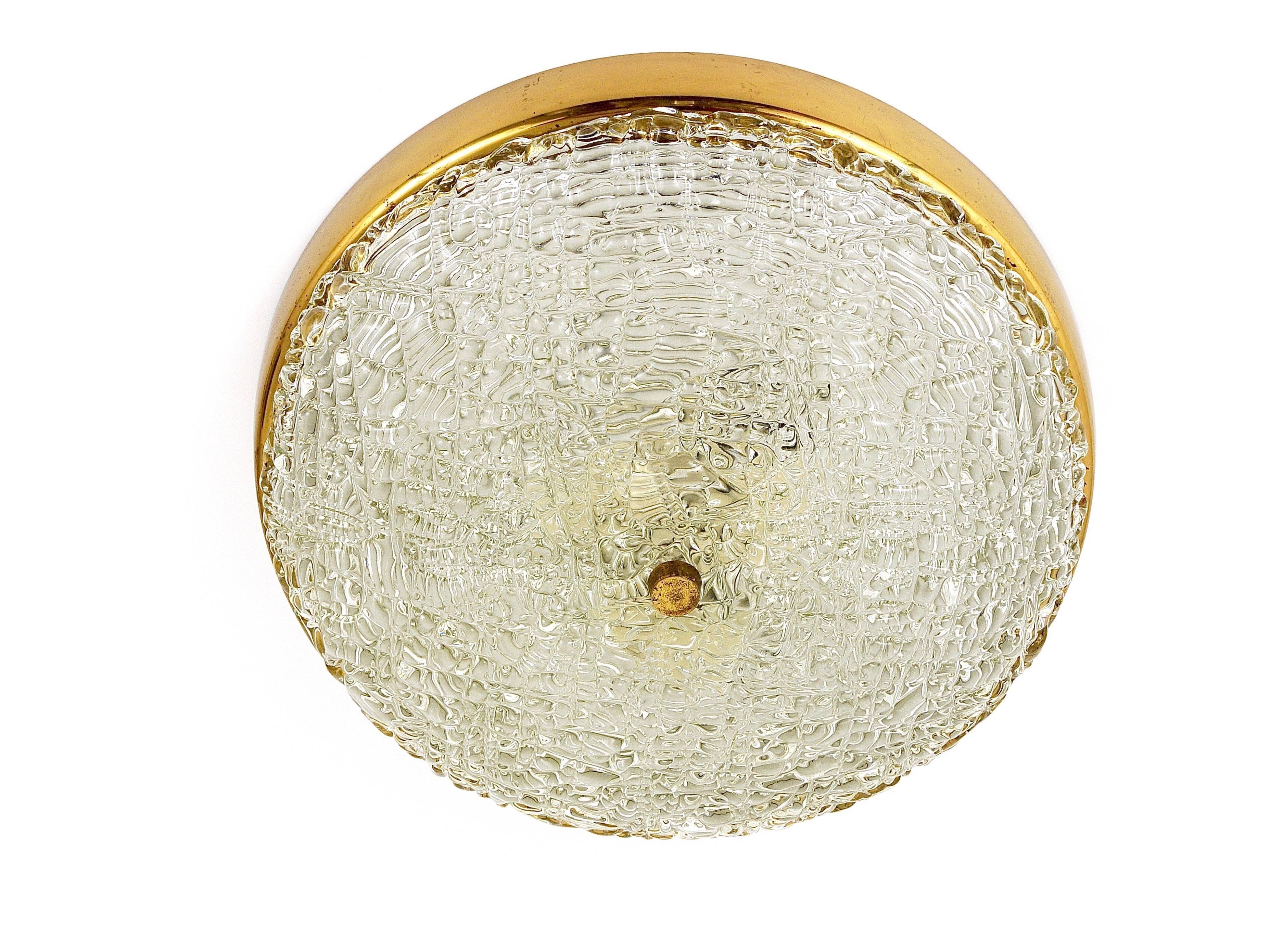 Applique Plafond Ronde J.T. Kalmar en Laiton et Verre Texturé, Moderne du Milieu du Siècle, Autriche, Années 1950