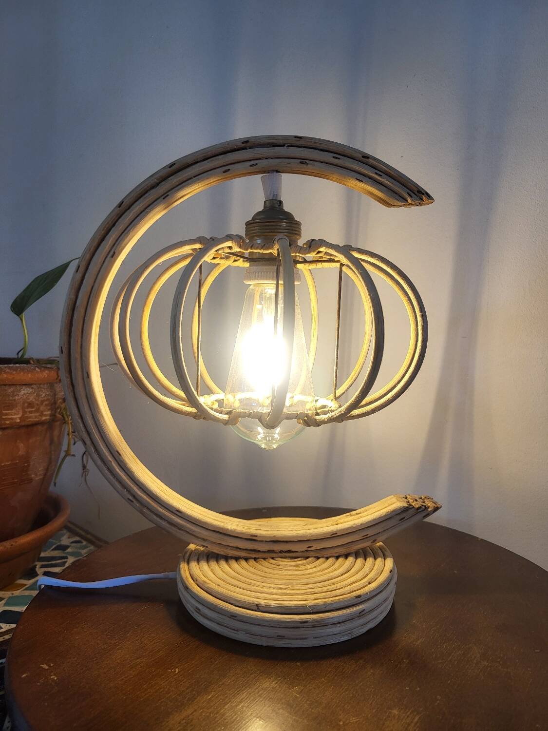 Lampe à poser en rotin formant une lune style Louis Sognot