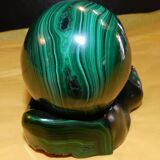 Egg and its malachite support