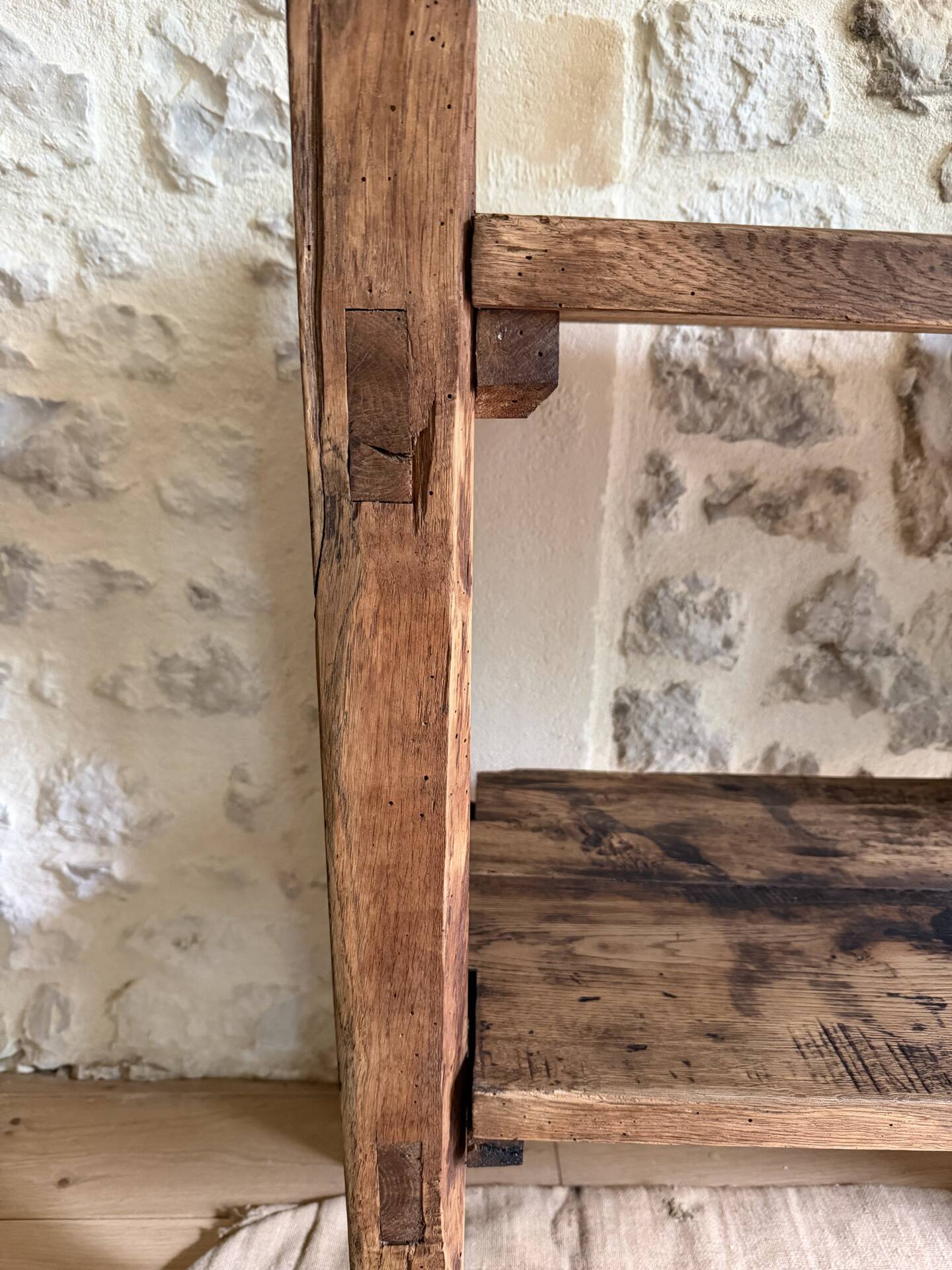 Étagère sur pieds en bois brut, art populaire