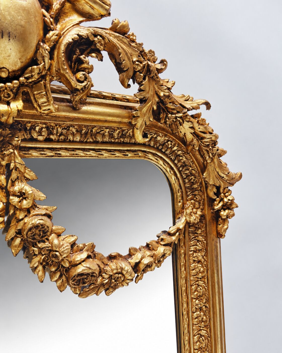Miroir baroque doré avec guirlande de fleurs
