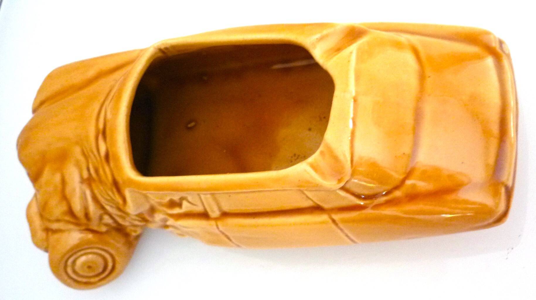 Advertising ashtray, Citroën DS in ochre earthenware, bodywork, garage