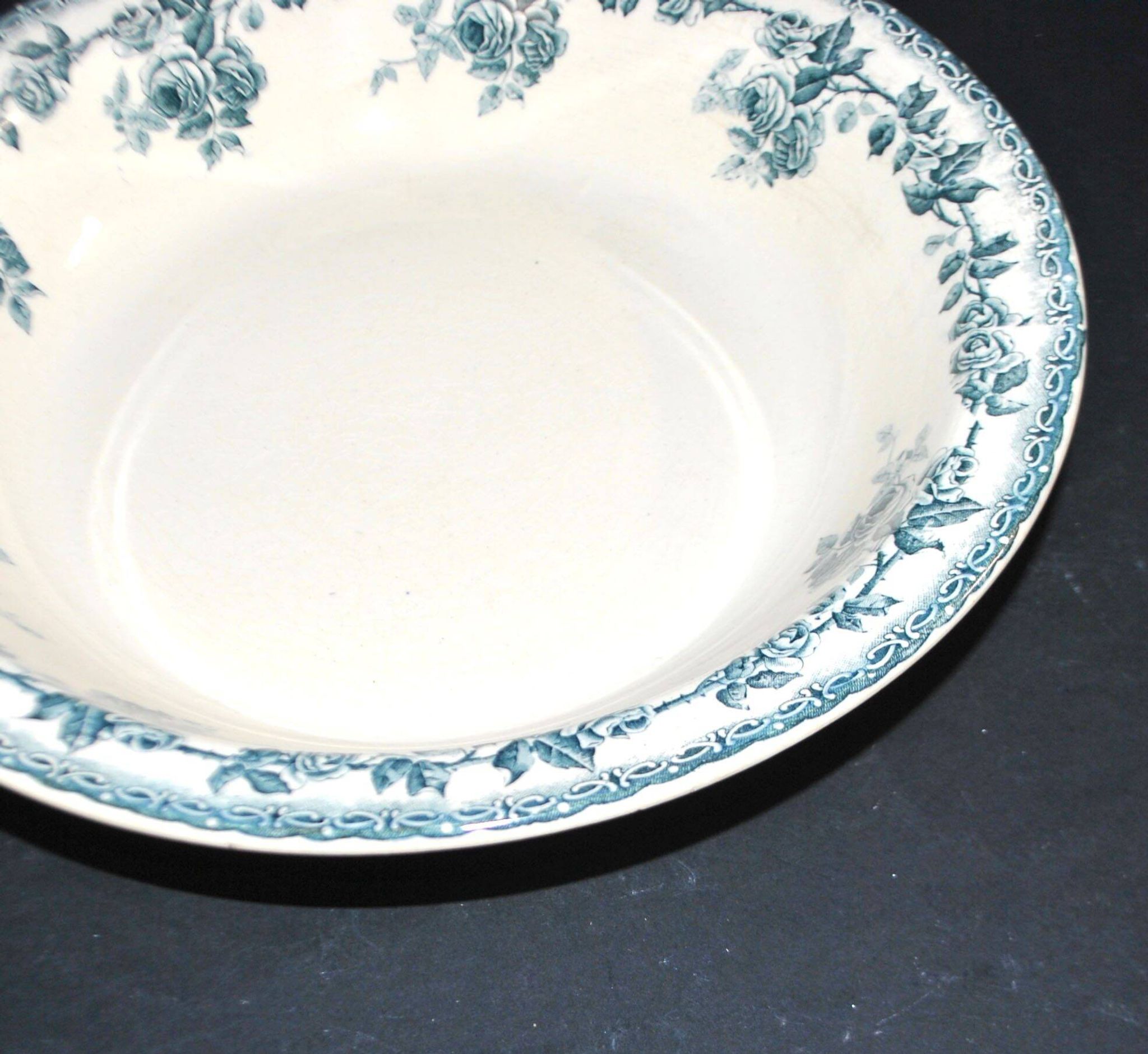 Choisy-le-Roi flat hollow salad decorated with blue and green roses by Hippolyte Boulenger.
