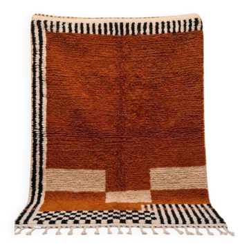 Large Berber rug made of natural wool, traditionally handwoven, 3/4 m.