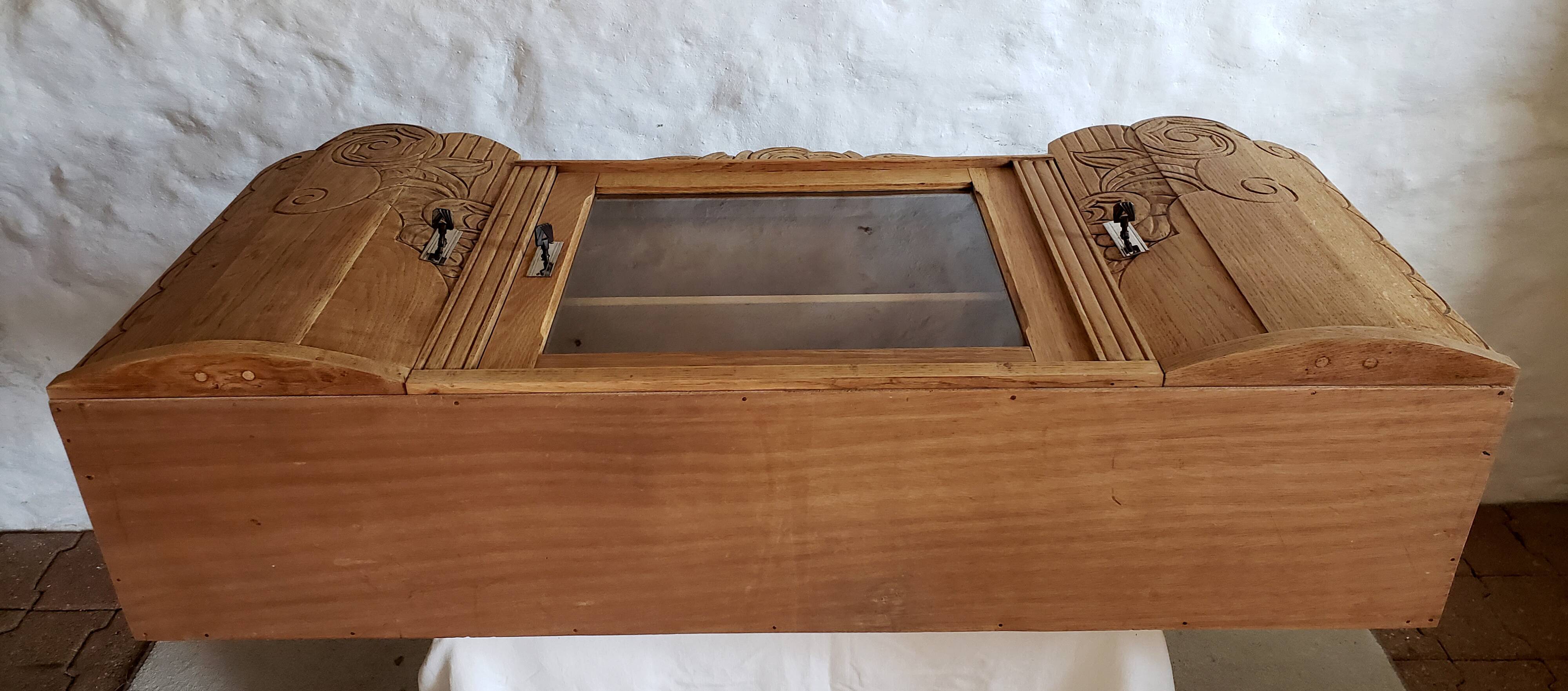 Art-deco wall showcase in raw oak