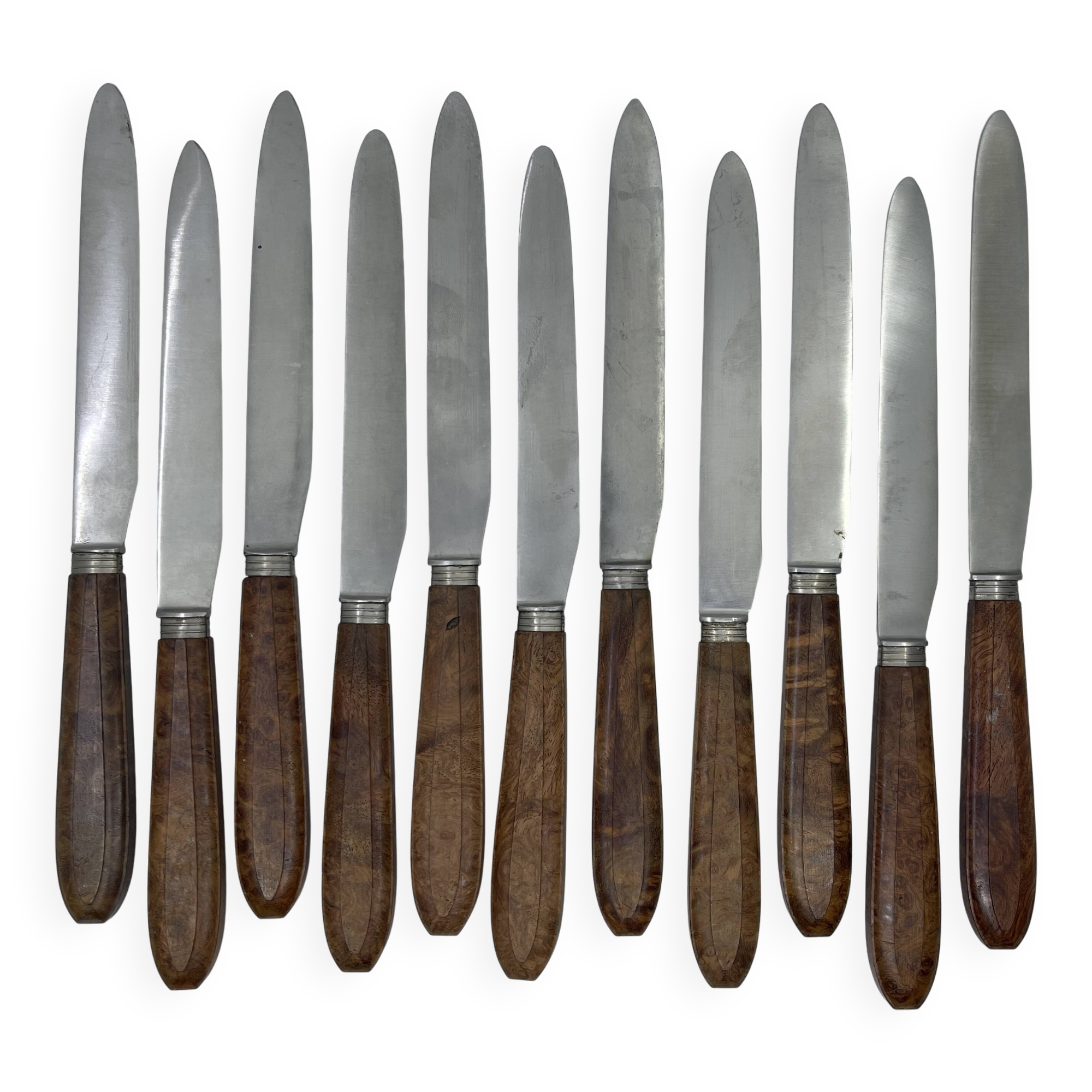 11 couteaux à déjeuner manche en bois d'amourette, décor filet